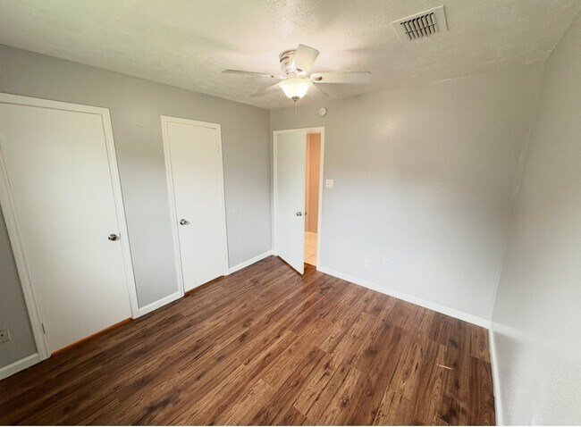 Building Photo - 10434 Towne Oak Ln