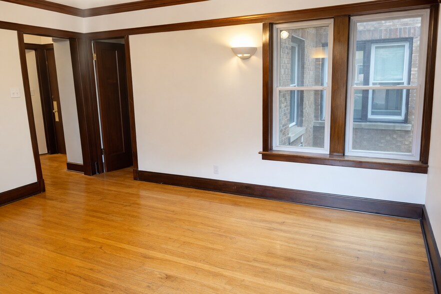 Building Photo - 2302 W Sunnyside Ave