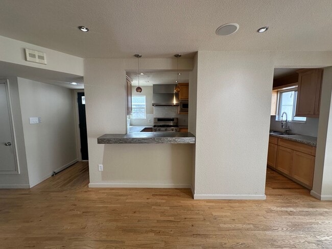 Building Photo - 3 Bedroom 2 Bathroom Home with Pool