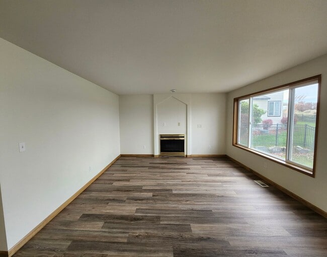 Building Photo - Move-In Special: $1000 off- Golf Course Living!