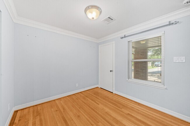 Building Photo - 6031 Moonmist Dr