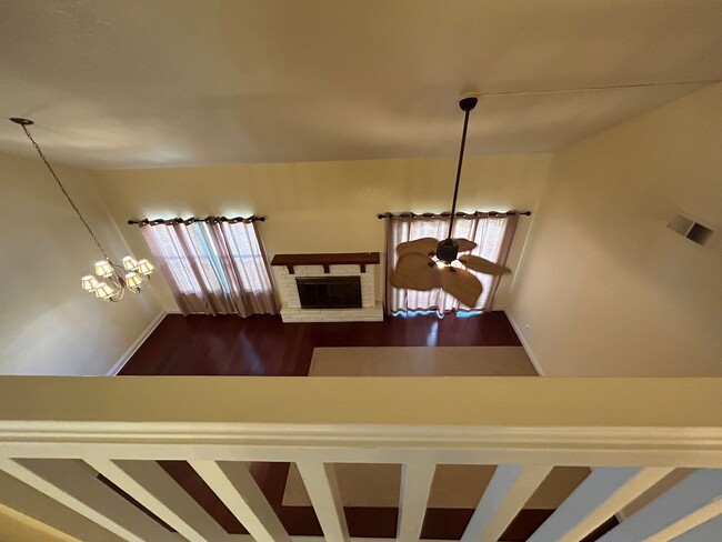 Building Photo - 3 bedroom 2 bathroom in central Visalia!