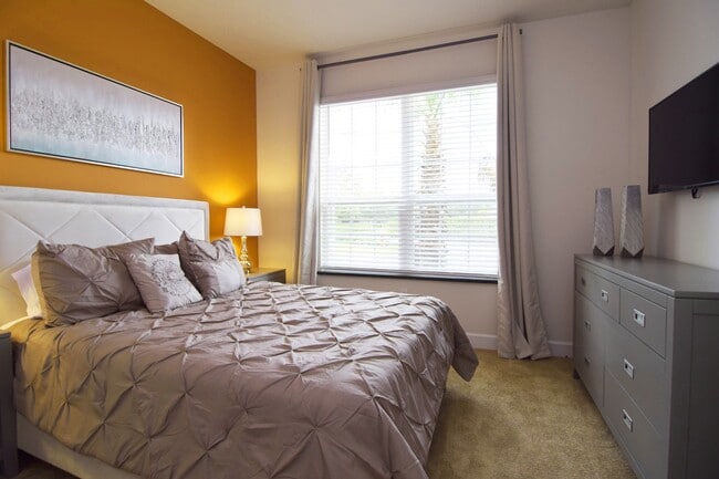 Queen Bedroom Downstairs - 1534 Retreat Cir