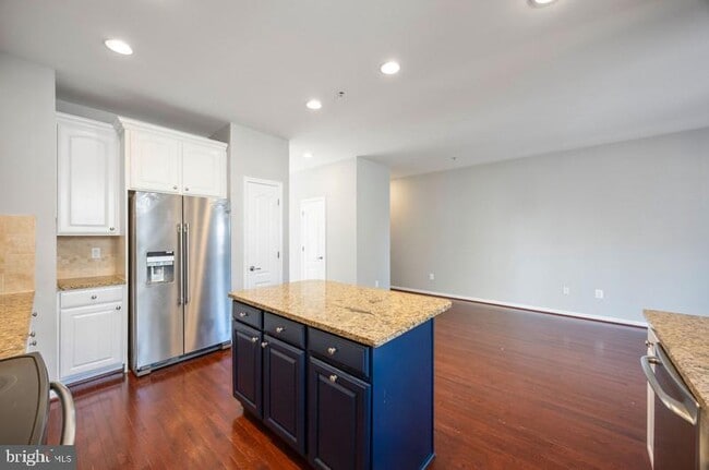 Building Photo - 844 Oriole Ave