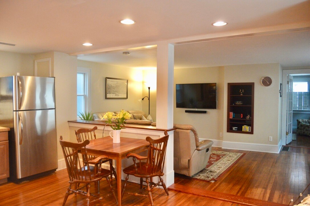 Building Photo - 56 Ash St