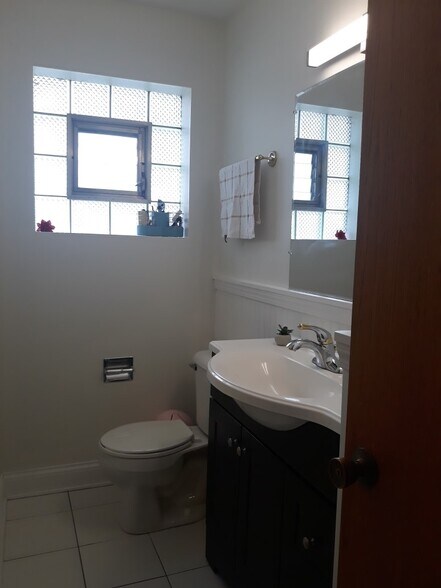 Building Photo - 109 N Avon Rd