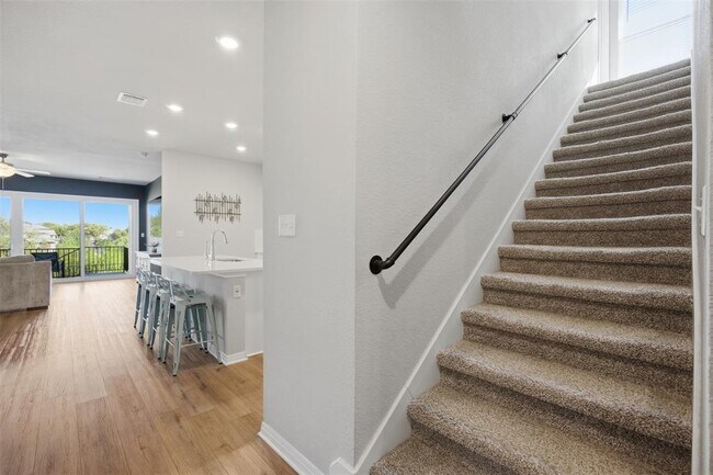 Building Photo - 904 View Dr