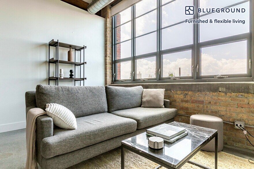 Primary Photo - 2061 N Southport Ave