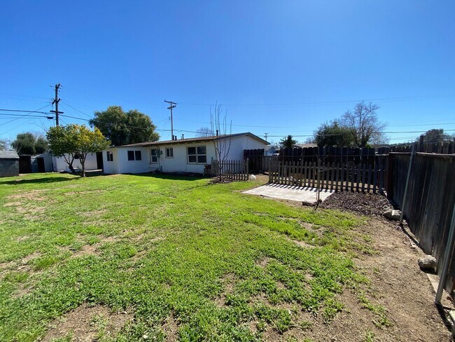 Building Photo - 3 Bed/1 Bath with Large fenced yard in central Paso Robles near Highschool!