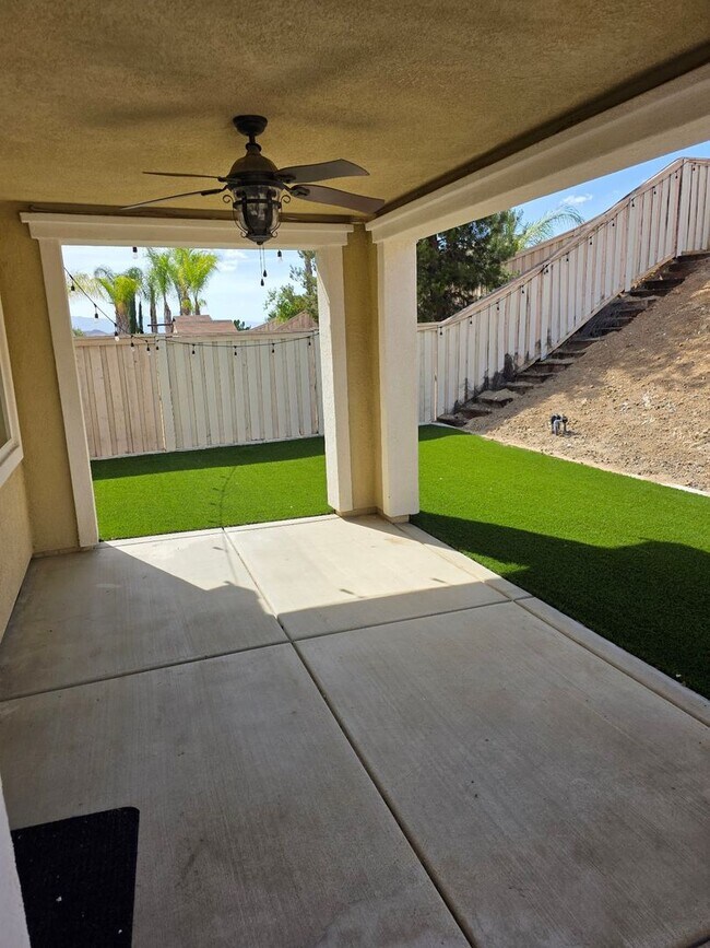 Building Photo - Beautiful Single Level 4 Bedroom located in Canyon Hills