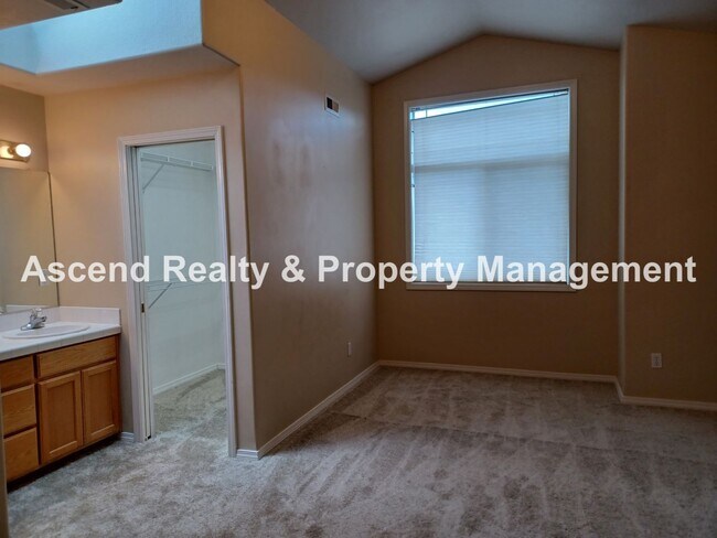 Building Photo - 3 Bed on CuldeSac Close to Intel, Orenco S...