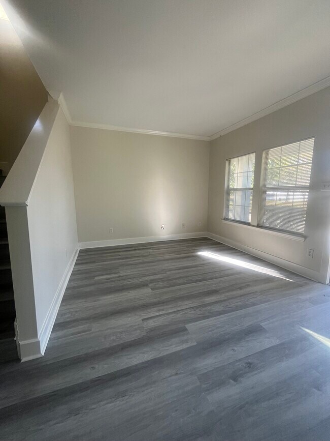 Building Photo - 11809 Longwood Garden Way