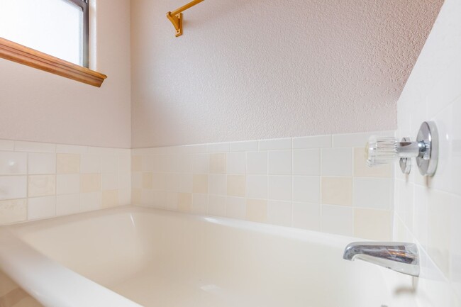 Building Photo - Inviting 3 Bed 2 Bath - Pet Friendly!