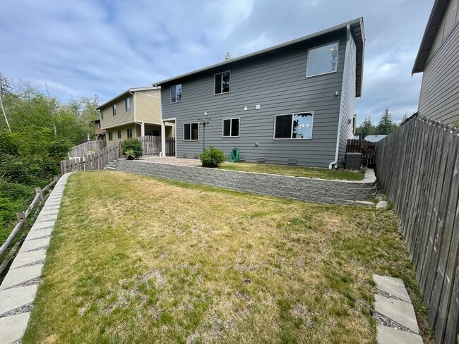 Building Photo - Beautiful 4 Bedroom in a small and exclusive neighborhood