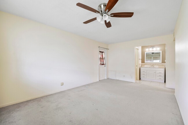 Building Photo - 212 W High Point Terrace