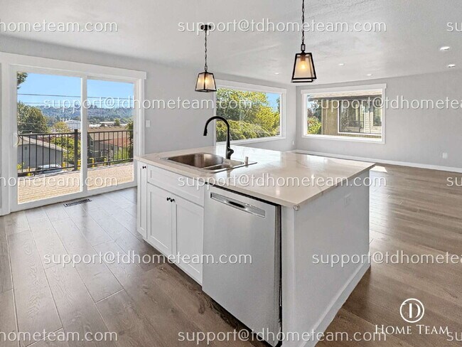 Building Photo - "Charming 4-Bedroom Home with Scenic Views & Finished Basement in Renton!"