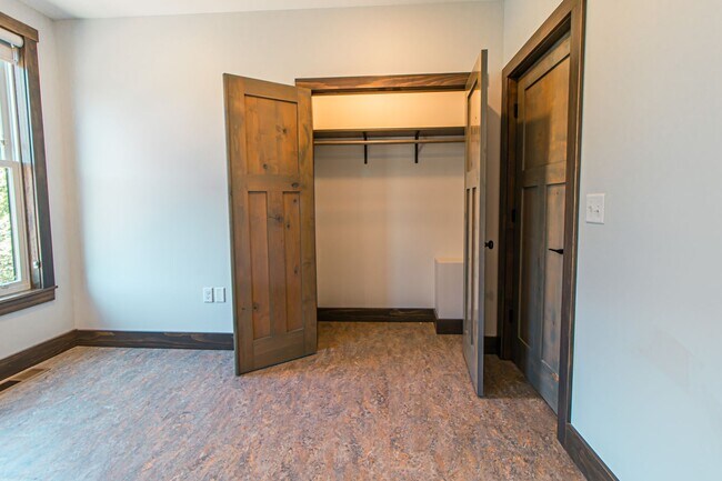 Building Photo - AVAILABLE AUGUST - Beautifully Renovated 2 bed/1bath Home on PARK POINT