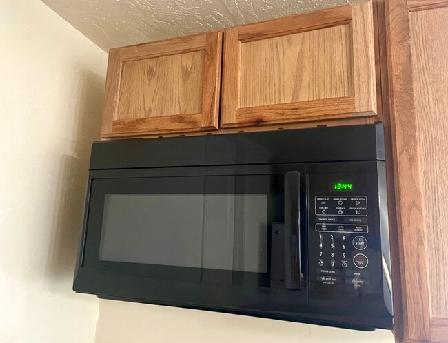 Building Photo - LARGE DOWNSTAIRS CORNER UNIT 2 BED 1 BATH