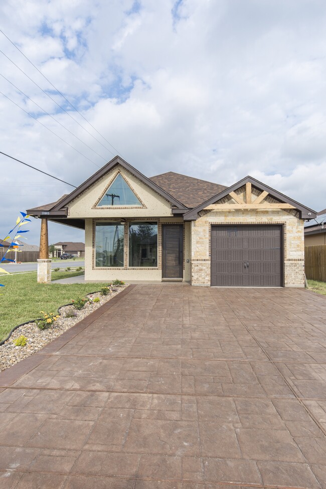 Building Photo - 10903 N 29th Ln