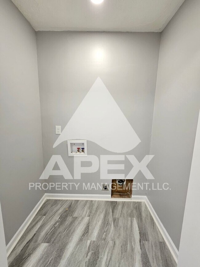 Building Photo - Craftsman Style 2 Bd 1- Ba Single Family Home with Bonus Rm and carport in North Knox!