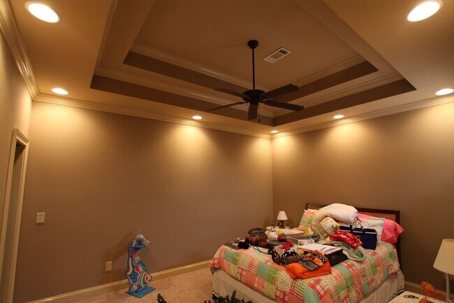 Building Photo - 3 Bed/3.5 Bath Runningvine Townhome Available in August!