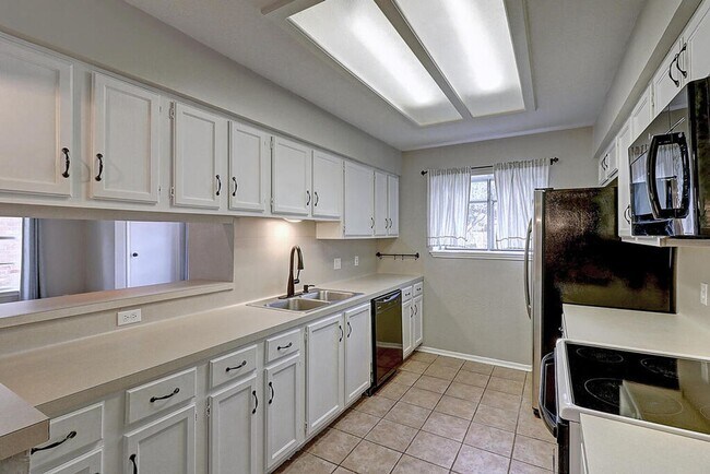 Building Photo - 913 St Timothy St