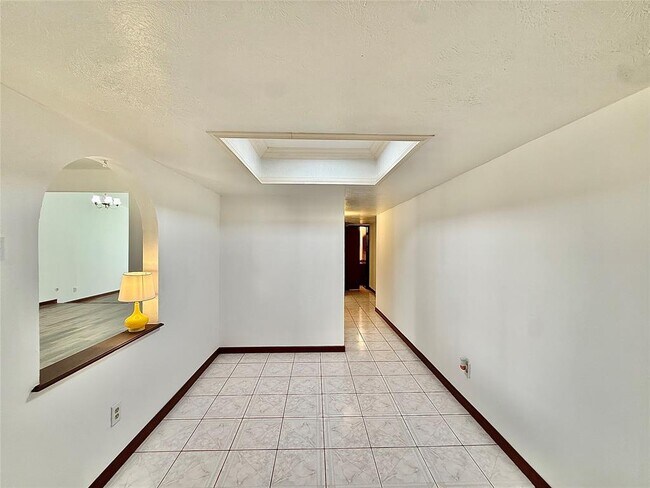 Building Photo - 7111 El Sereno Dr