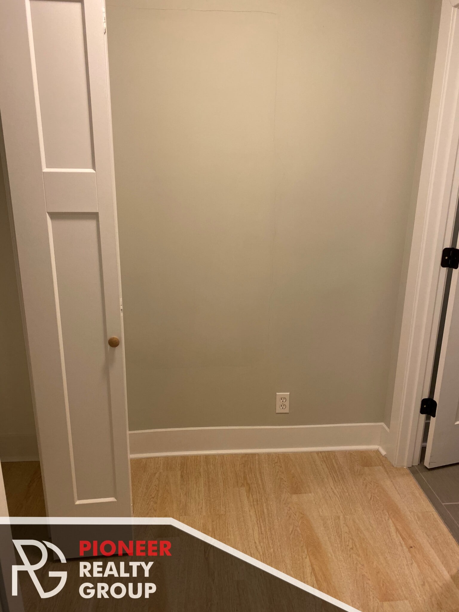 Building Photo - 429 W Wellington Ave