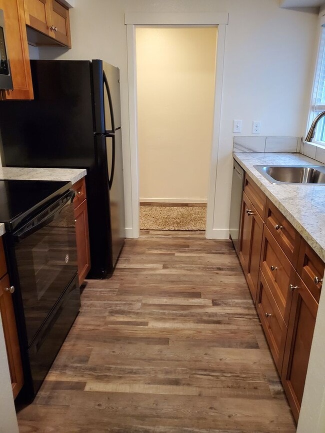 Building Photo - Single family ranch duplex. 3 bedrooms & 1...