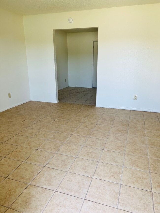 Building Photo - 5919 Bedford Dr