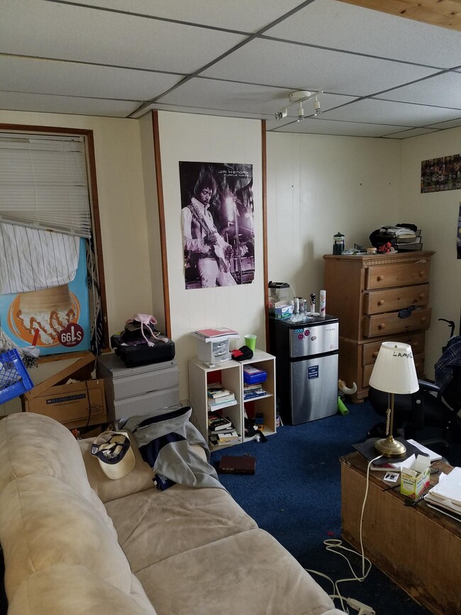 Large Front Bedroom - 3307 Parkview Ave