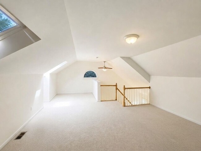 Building Photo - 9 Riverview Dr