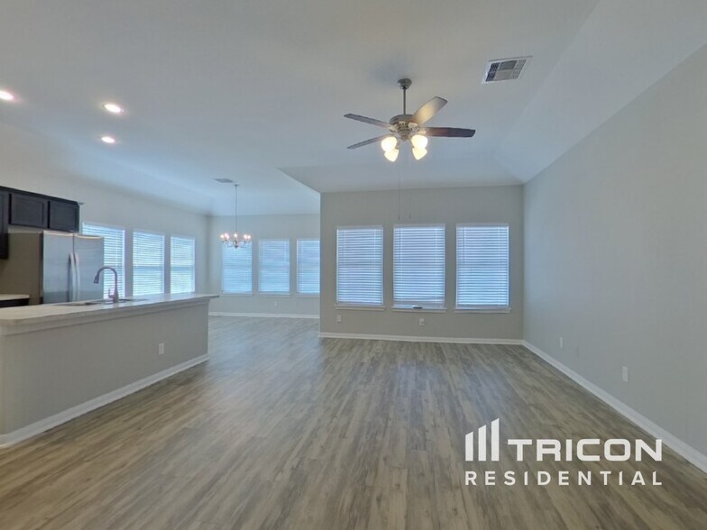 Building Photo - 14090 Waukegan Way S