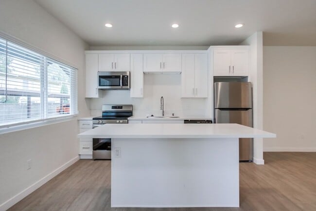 Building Photo - XL Studio - Newly renovated with large wal...
