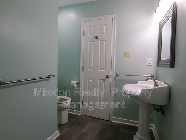 Building Photo - 4600 Cedar Cliff Rd