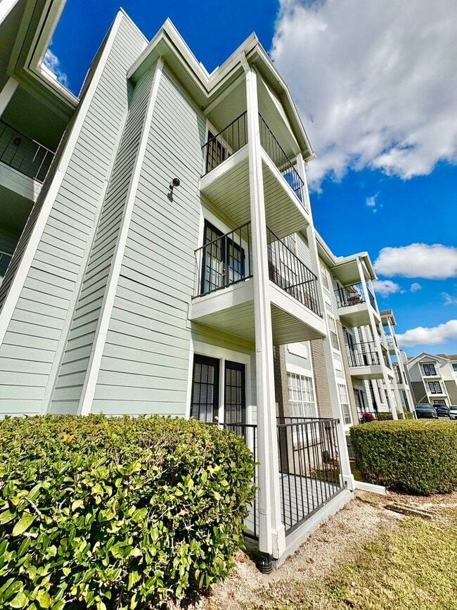 Building Photo - 2550 N Alafaya Trail