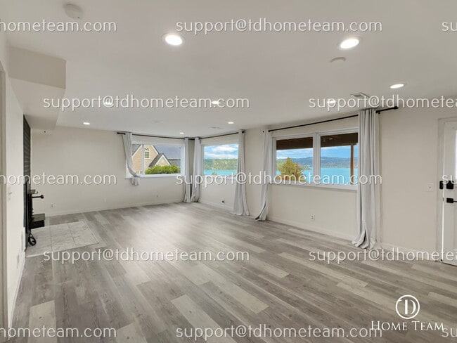 Building Photo - Bottom Unit Duplex with Private Patio and ...