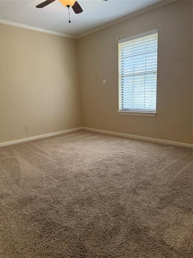 Building Photo - 611 Rolling Green Dr