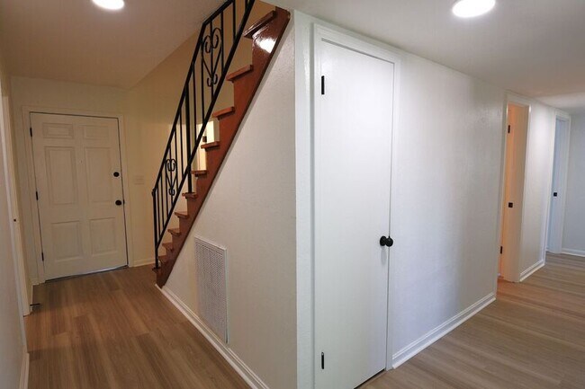 Building Photo - 2819 Broadview Dr NW