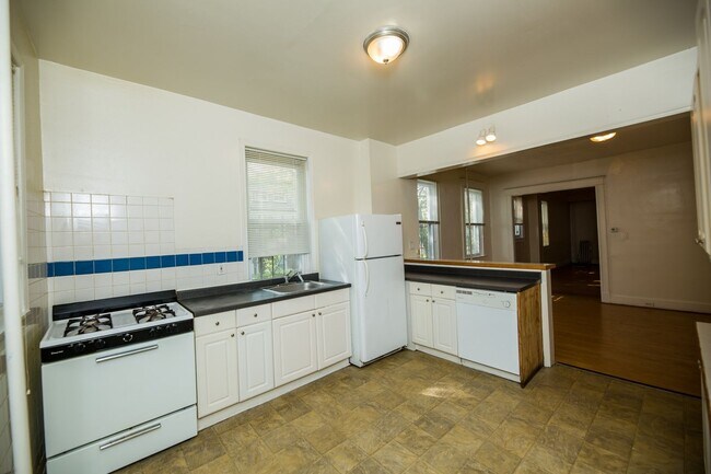 Building Photo - 2026/2027 JHU Off-Campus 5bd/3ba Charles Village w/ W/D & parking!.. Available 6/9/26