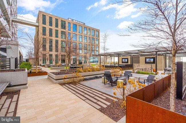 Building Photo - 1650 Silver Hill Dr