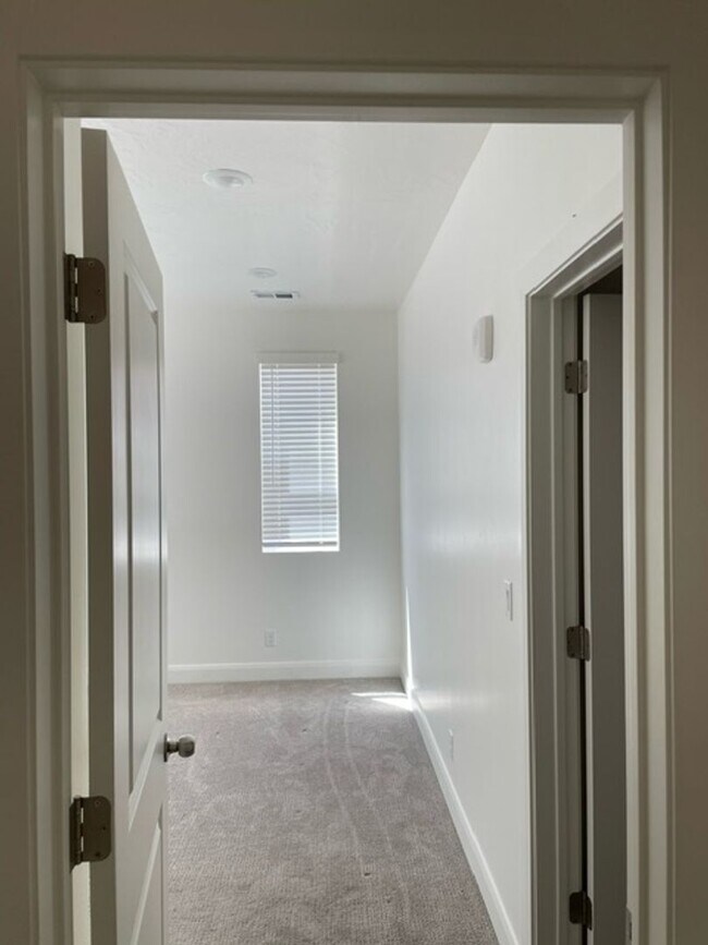 Building Photo - 3 Bedroom Condo in Desert Color with Flexible 6-12 Month Lease