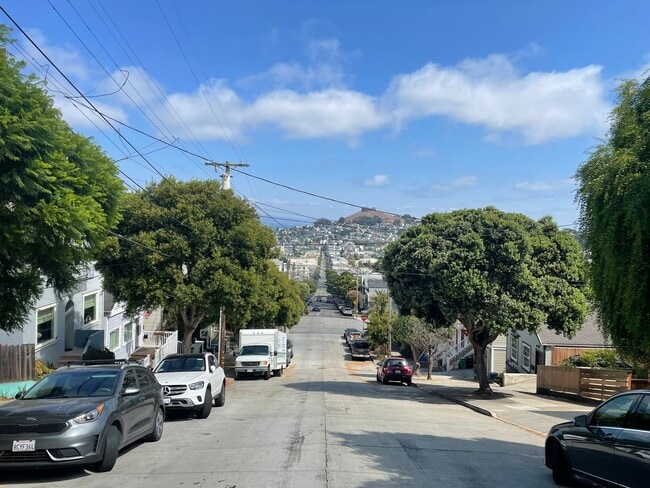 Building Photo - Remodeled Off Street Cottage 2BR/1BA Priva...