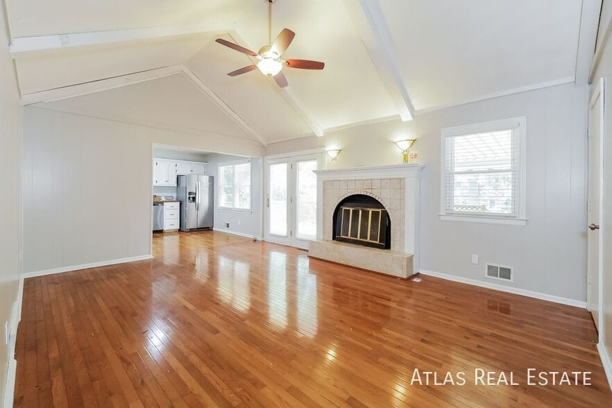 Building Photo - 2700 NE 69th St