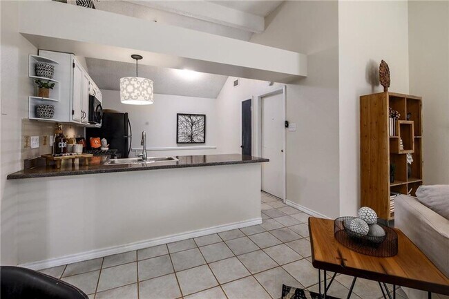 Building Photo - Freshly Renovated! Great Location! Such a sweet home