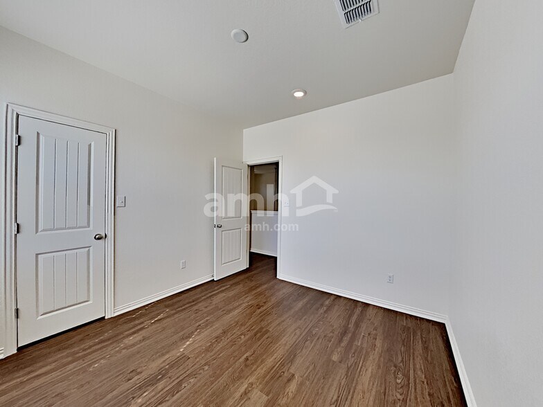 Building Photo - 2709 Meadowood Heights
