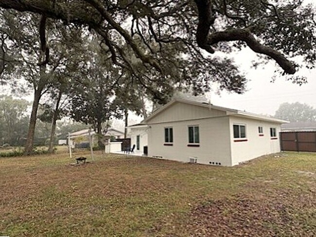 Building Photo - Beautifully Updated DeLand Home with Huge Fenced Backyard!!!