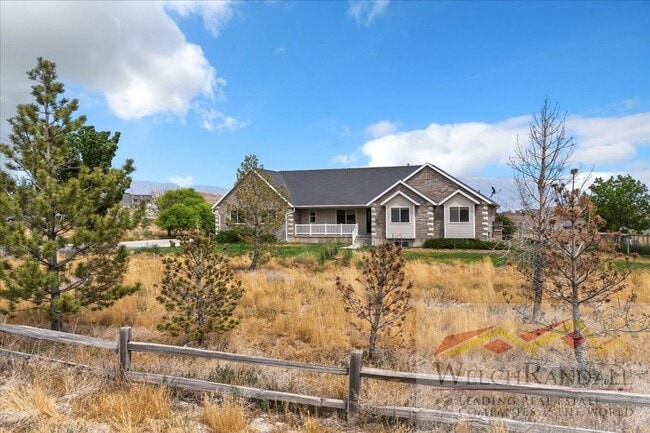 Building Photo - Spacious Single Family Home With Attached ...