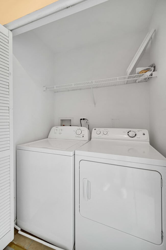 Building Photo - 62 E Clare Ct