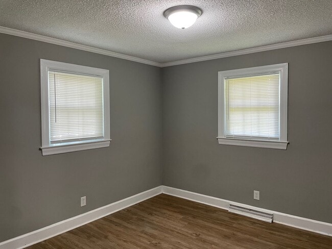 Building Photo - 3 BED, 1 BATH BRICK HOME IN RANDLEMAN!
